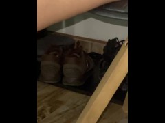 Encontre al esposo de mi  amiga en el GYM y lo invite a ver una pelicula y me toco delante de el