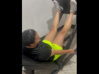 我找到了我妻子的侄女，邀请她到我的房间，在她喜欢的身边自慰