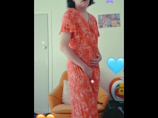 Приподняв красное платешко