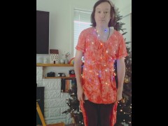 Красное платье, ёлка и лампочки - Screenshot 4 of 16 - Beautiful Ladyboy