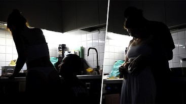 Готовка на кухне и нежные поцелуи реальной пары