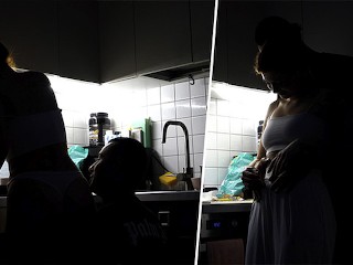 Готовка на кухне и нежные поцелуи реальной пары