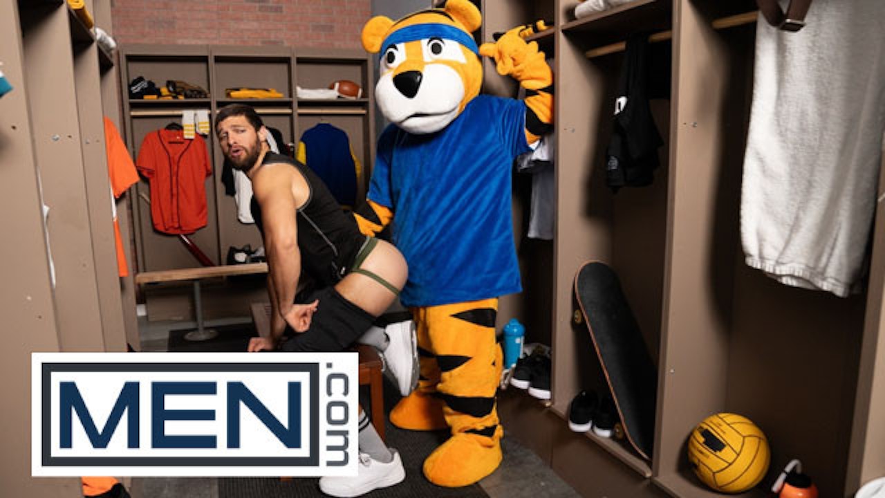 MEN - Shamu Azizam Pulls Off His Pants And Bends So Jake Preston Can Bury  His Tongue Inside His Hole