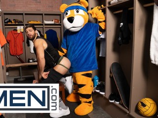 MEN - Shamu Azizam Se Quita Los Pantalones y Se Inclina Para Jake Preston Pueda Enterrar Su Lengua Dentro De Su Agujero