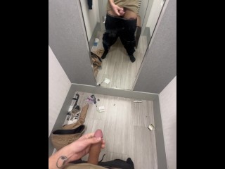 Молодой латиноамериканец гладит необрезанный член в раздевалке