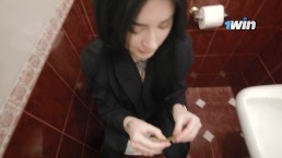 在公共厕所中出