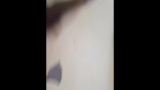Femboy provando un poco de estiramientos para que lo habran en la cama😏😏