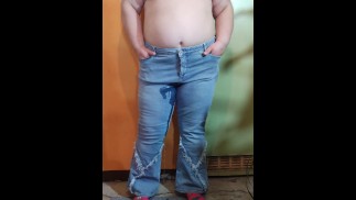 Desperate chubby MILF pees in blue jeans