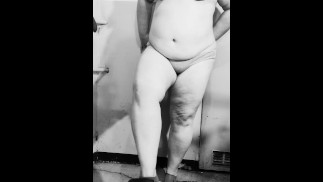 Reife BBW, die im Keller eingesperrt ist, pinkelt in ihre Jeans