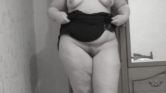 Mature beautiful fat milf with a big ass masturbates her to orgasm.