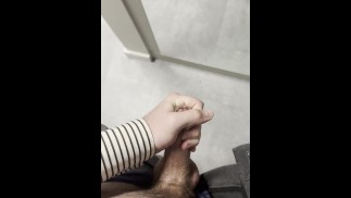 junger Twink wichst seinen abgeschnittenen Schwanz