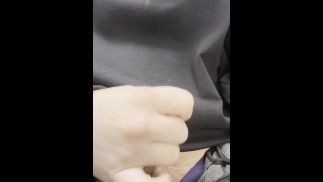 Der junge Twink wichst sanft seinen Schwanz im Büro, während niemand zusieht