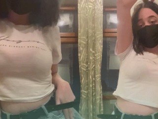 Сексуальная студентка сжимает свои большие сиськи