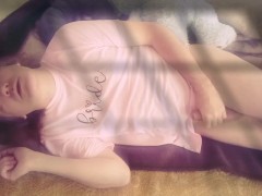 Лёжа в розовой футболочке с мишкой - Screenshot 11 of 16 - Masturbation