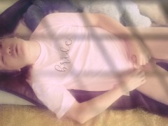 Лёжа в розовой футболочке с мишкой - Screenshot 13 of 16 - Masturbation