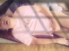 Лёжа в розовой футболочке с мишкой - Screenshot 15 of 16 - Masturbation