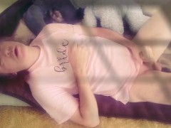Лёжа в розовой футболочке с мишкой - Screenshot 2 of 16 - Cute Femboy