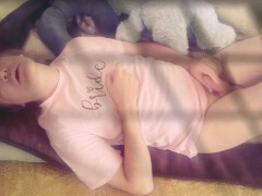 Лёжа в розовой футболочке с мишкой - Screenshot 5 of 16 - Masturbation