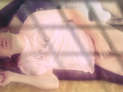 Лёжа в розовой футболочке с мишкой - Screenshot 9 of 16 - Masturbation