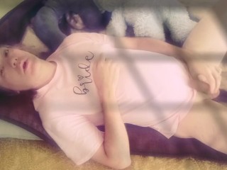 Лёжа в розовой футболочке с мишкой