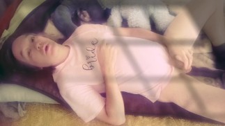 Лёжа в розовой футболочке с мишкой