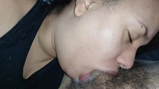 глубокая глотка пожирает член по самую рукоять, оставляя рогоносца возбужденным