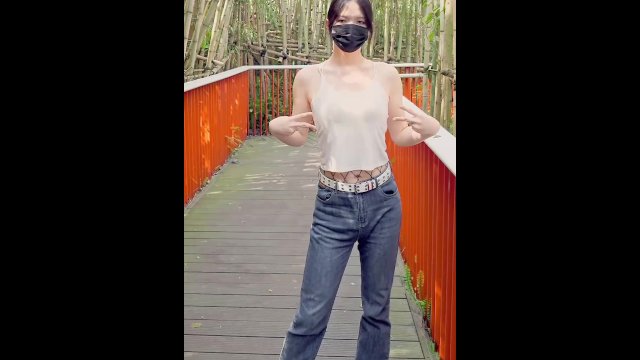 骚逼伪娘牛仔裤渔网袜小吊带户外鼓大包
