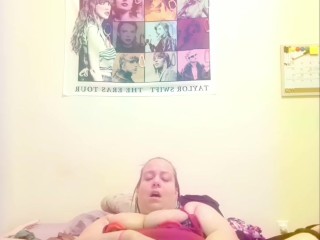 BBW Latina 荡妇在她的阴蒂被控制时变得湿润和奶油