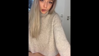 Бедра высоко подняты, когда снова начинается капающая жидкость