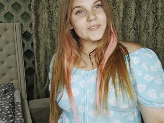 Шикарная малышка в платье демонстрирует своё тело