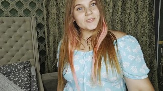 Шикарная малышка в платье демонстрирует своё тело