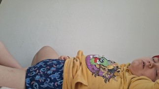 je me fais doigter jusqu’à ce que je crie