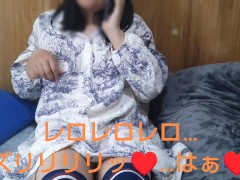 【字幕付き】フォロワーさんと電話しながらオナニー。じゅるじゅるちゅぴちゅぴ乳首舐めの音立ててたら発情まんこからくっせぇ臭いしてきた。 - Screenshot 5 of 16 - オナニー