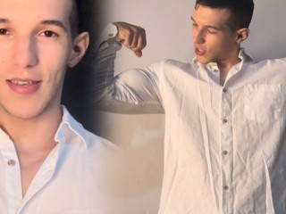 Мой друг приходит уставший с работы, и мы весело проводим время, расслабляя мои мышцы и мой пенис.