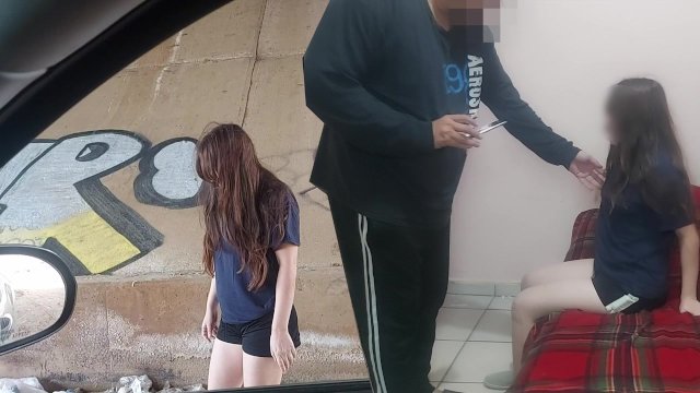 joven pepenadora folla con viejo cochino por ayuda económica, casero real 1/4