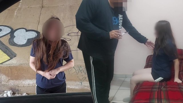 joven pepenadora folla con viejo cochino por ayuda económica, casero real 2/4