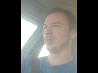 Мужчина рассказывает о сводной семье в машине жены