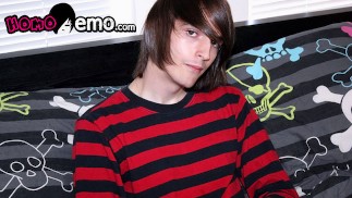 Возбужденный Mikey Red растягивает свою тугую задницу анальной пробкой