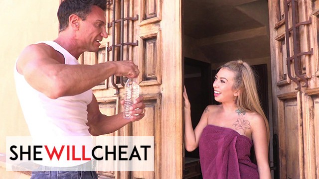 SHE WILL CHEAT - Kat Dior играет со своей киской, прежде чем садовник тоже поиграет с ней