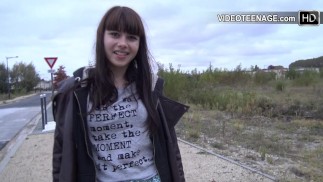 18岁可爱的黑发第一次肛交色情演员