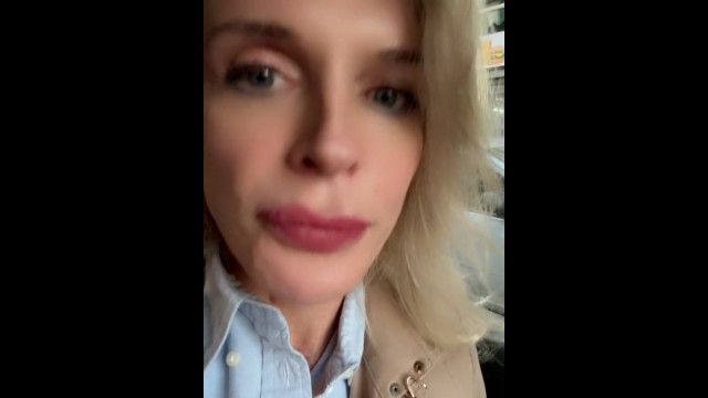 Hot милфа-блондинка трогает свою киску в машине, верблюжья игрушка OnlyFans