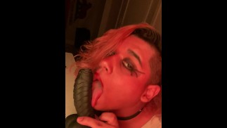 Transgender Schlampe bläst BBC Monsterschwanz