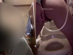 漫喫のトイレでアナル浣腸したら… 【lusci0限定動画】女子大生