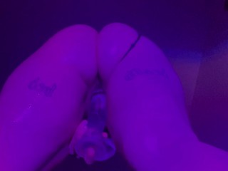 смазанная маслом задница и киска сзади