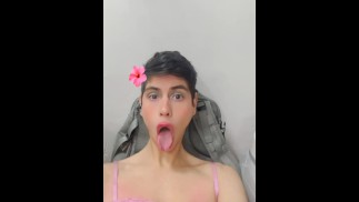 Latina Femboy se baise avec un gode