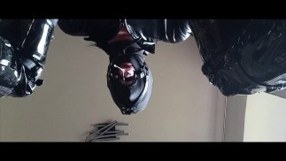 В кресле, с капюшоном, с кляпом во рту и кольцом, моя жена должна сосать, пока я не кончу ей в рот