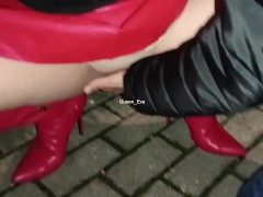 DOGGING REALE AMATORIALE - MOGLIE TROIA SUCCHIA IL CAZZO AL GUARDONE PER STRADA