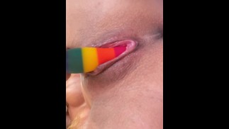 Das Fingern hält sie bei der Spritzkontrolle atemlos