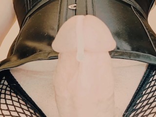 Большой член транс Domme трахает твое горло и кончает тебе на лицо