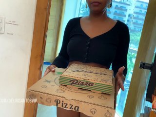 Big Ass Latina Pizza Delivery Changes the Deal for a Better Tip